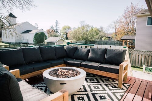 NEW Professionally Designed 3 Bed Wellington Suite w. Backyard and Hot Tub