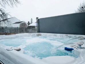 Outdoor spa tub - NEW Professionally Designed 3 Bed Wellington Suite w. Backyard and Hot Tub (Prince Edward)