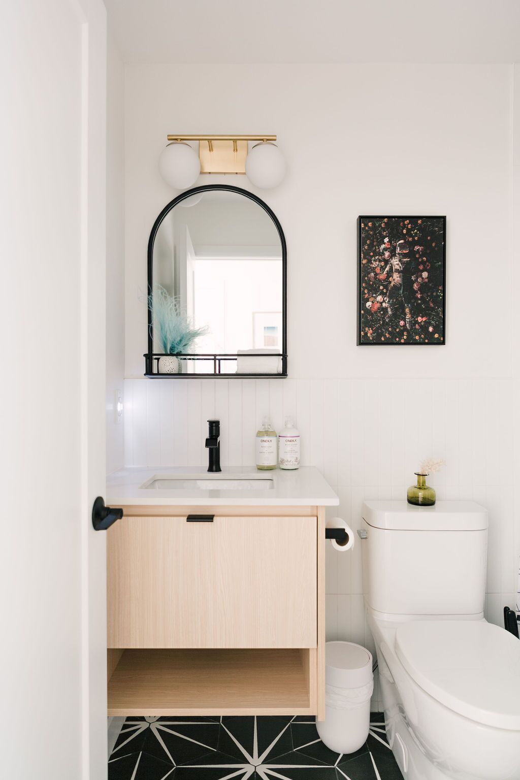 Combined shower/bathtub, hair dryer, towels, soap