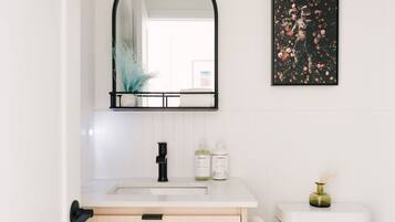 Combined shower/bathtub, hair dryer, towels, soap
