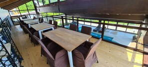 تنا�ول الطعام بالخارج