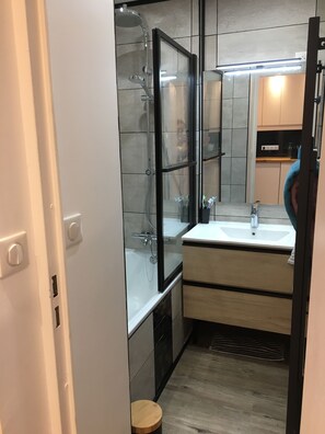 Ensemble douche/baignoire, sĂšche-cheveux