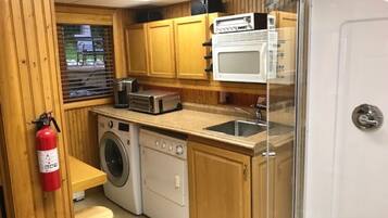 Réfrigérateur, micro-ondes, four, cafetière/bouilloire