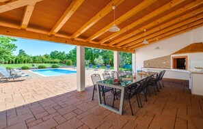 تناول الطعام بالخارج