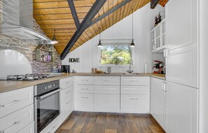 Fridge, oven, stovetop, dishwasher - Nice home in Løkken with kitchen (Løkken)