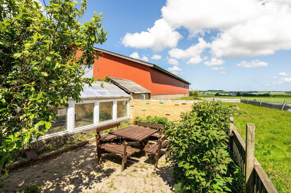 Vacation apartment on a disused estate with a small animal farm and in a quiet environment.