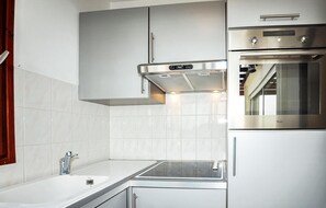 Een koelkast, een microgolfoven, een oven, een vaatwasser