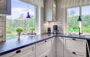 Fridge, microwave, dishwasher, coffee/tea maker - 3 bedroom gorgeous home in Tanumshede (Tanumshede)