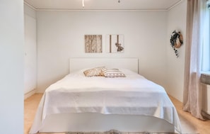 3 bedrooms, travel cot, free WiFi - 3 bedroom gorgeous home in Tanumshede (Tanumshede)