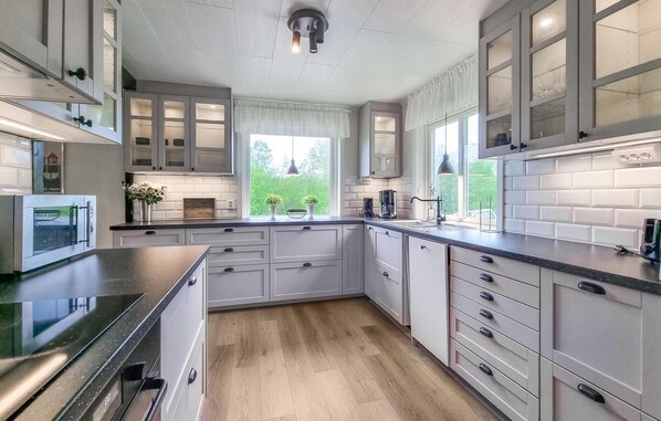 Fridge, dishwasher, coffee/tea maker - 3 bedroom gorgeous home in Tanumshede (Tanumshede)