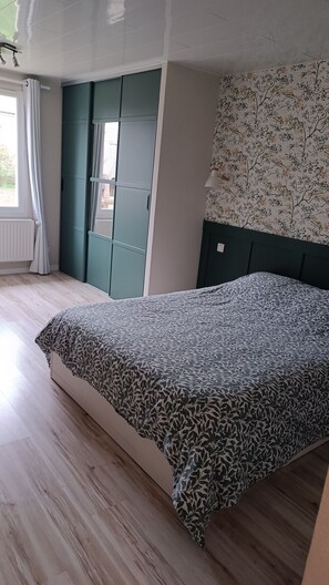 3 habitaciones, tabla de planchar con plancha y cuna de viaje