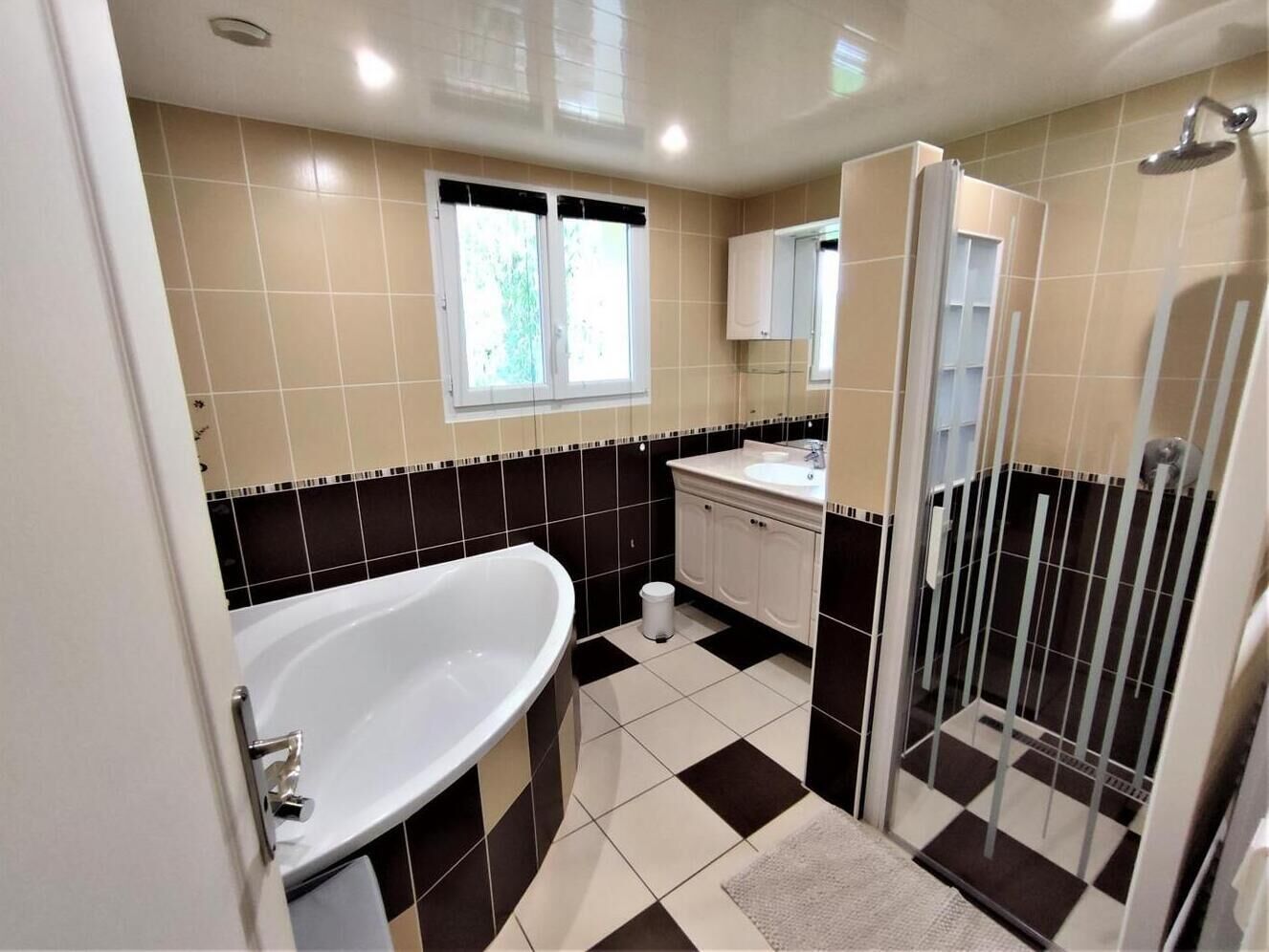 Baignoire, sèche-cheveux, papier toilette