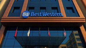 Un grand immeuble dont la façade porte l’enseigne « BW Best Western ».