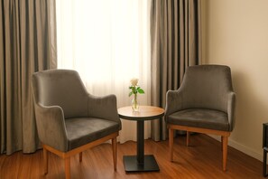 Standard Room, Multiple Beds, Non Smoking, City View | Living area