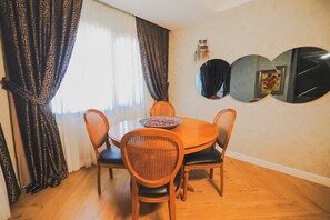 Suite, 1 King Bed, Balcony, City View | Living area