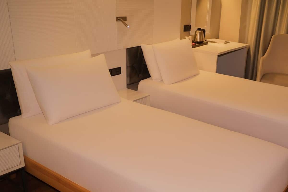 Kamar Standar, 2 Tempat Tidur Twin, Bebas Asap Rokok, pemandangan kota | Minibar, brankas, ruang kerja ramah laptop, dan kedap suara