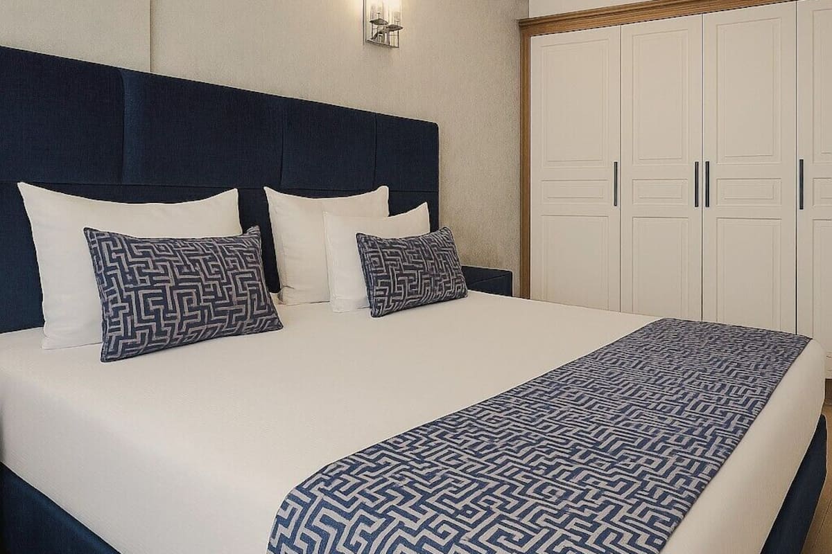 Suite, 1 Tempat Tidur King, balkon, pemandangan kota | Minibar, brankas, ruang kerja ramah laptop, dan kedap suara