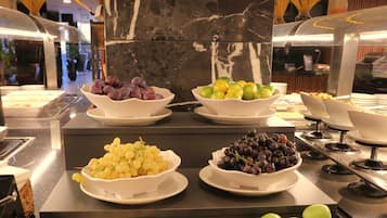 朝食 (ビュッフェ)、毎日提供 (無料)