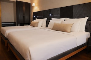 Chambre Standard, plusieurs lits, non-fumeurs, vue ville | Minibar, coffres-forts dans les chambres