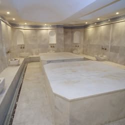 Een sauna, een stoombad, een Turks bad/hammam, lichaamsbehandelingen