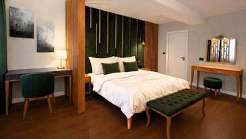 Business Suite, 1 Queen Bed, Non Smoking, City View (with Sofabed)