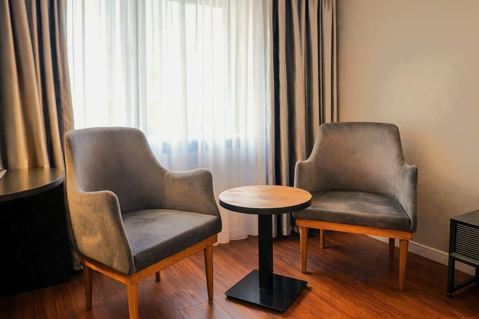 Quarto standard, 2 camas de solteiro, para não fumantes, vista para a cidade | Frigobar, cofres nos quartos, espaço de trabalho para notebook