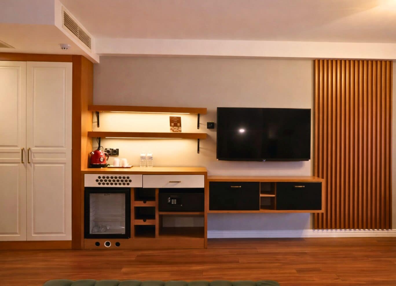 Suíte empresarial, 1 cama Queen, para não fumantes, vista para a cidade (with Sofabed) | Frigobar, cofres nos quartos, espaço de trabalho para notebook