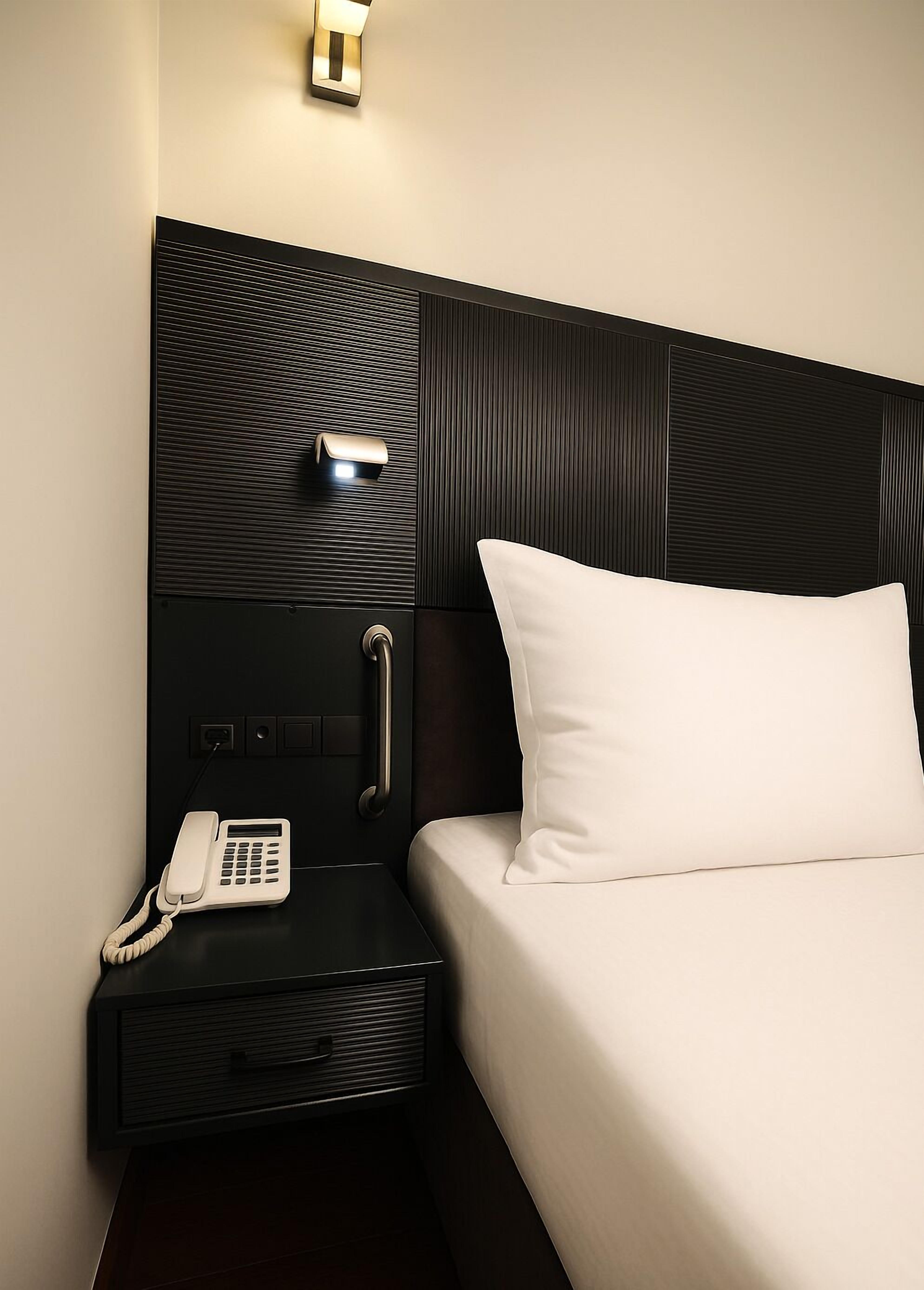 Standardzimmer, 1 Doppelbett, barrierefrei, Nichtraucher (Walk-in Shower;View) | Minibar, Zimmersafe, laptopgeeigneter Arbeitsplatz