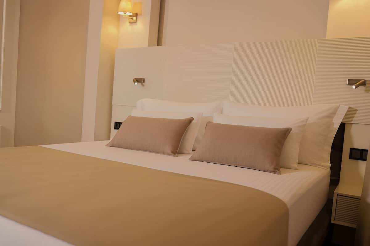 Kamar Ekonomi, 1 Tempat Tidur Double, Bebas Asap Rokok | Minibar, brankas, ruang kerja ramah laptop, dan kedap suara