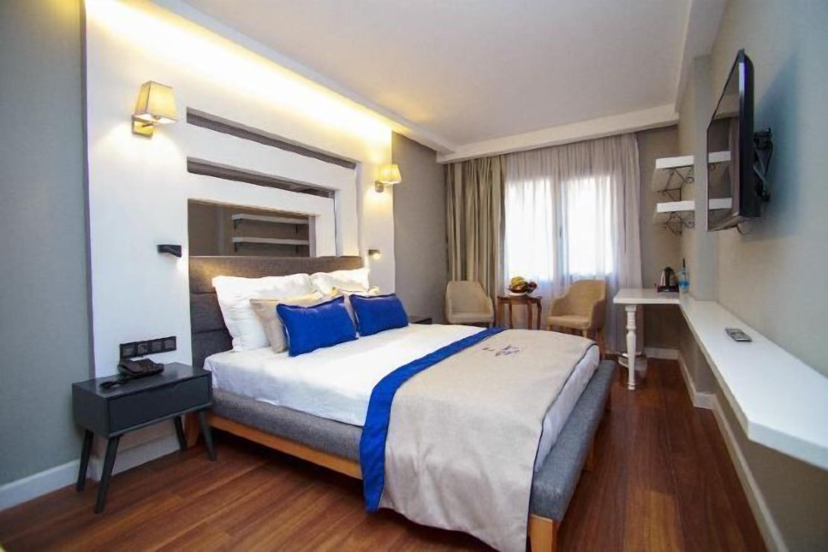Minibar, in-room safe, laptop workspace, soundproofing