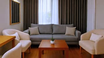 Business Suite, 1 Queen Bed, Non Smoking, City View (with Sofabed) | Minibar, in-room safe, laptop workspace, soundproofing