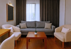 Suite Affaires, 1 grand lit, non-fumeurs, vue ville (with Sofabed) | Minibar, coffres-forts dans les chambres