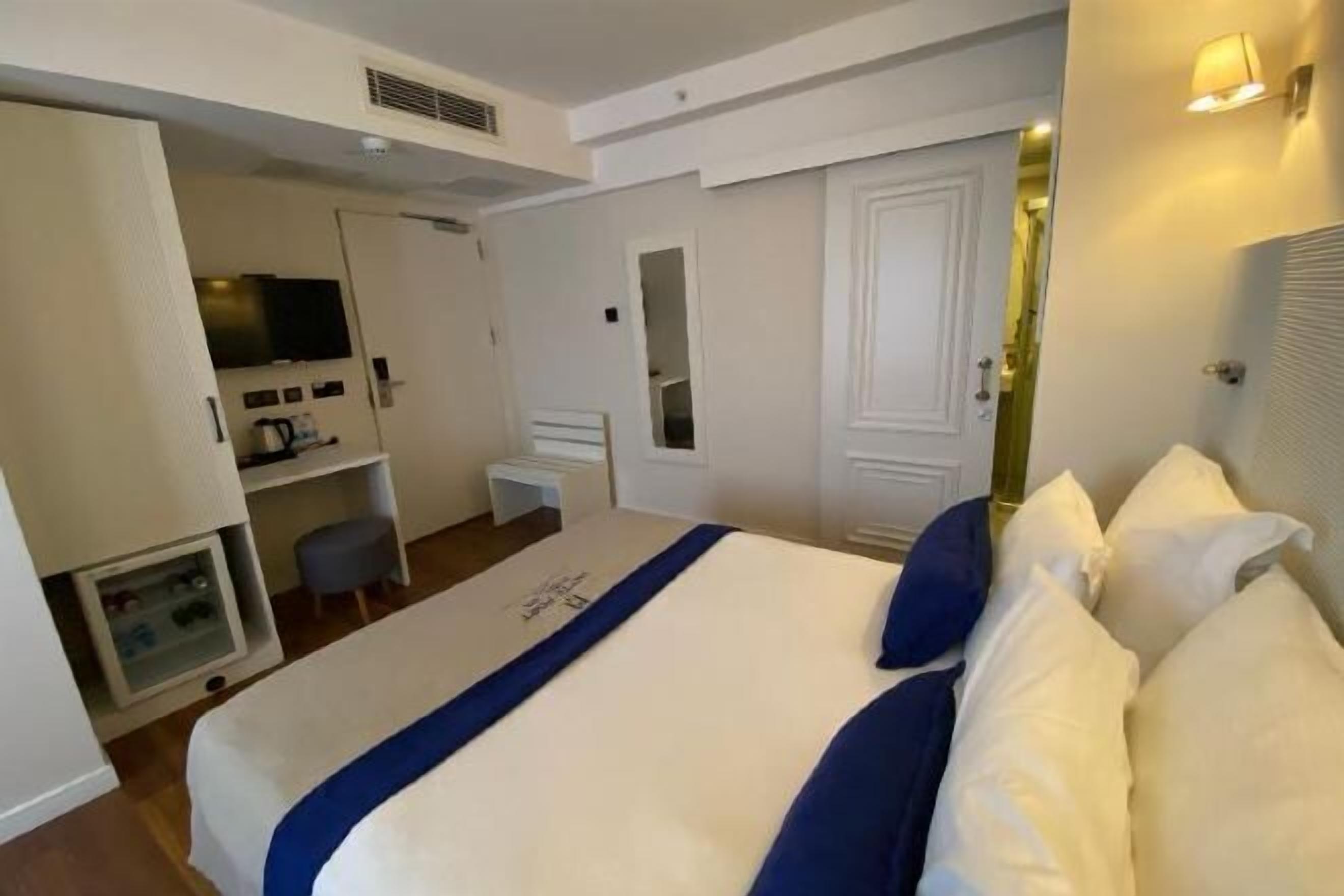 Frigobar, cofres nos quartos, espaço de trabalho para notebook