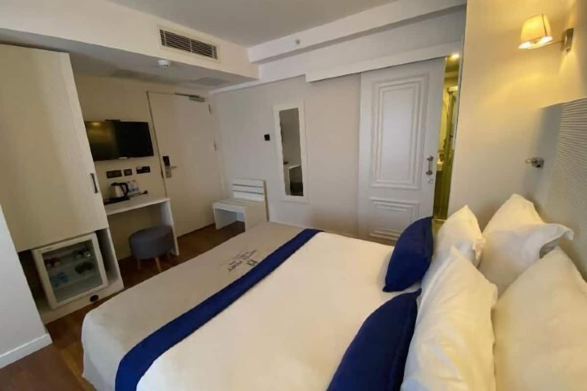 Minibaari, tallelokero huoneessa