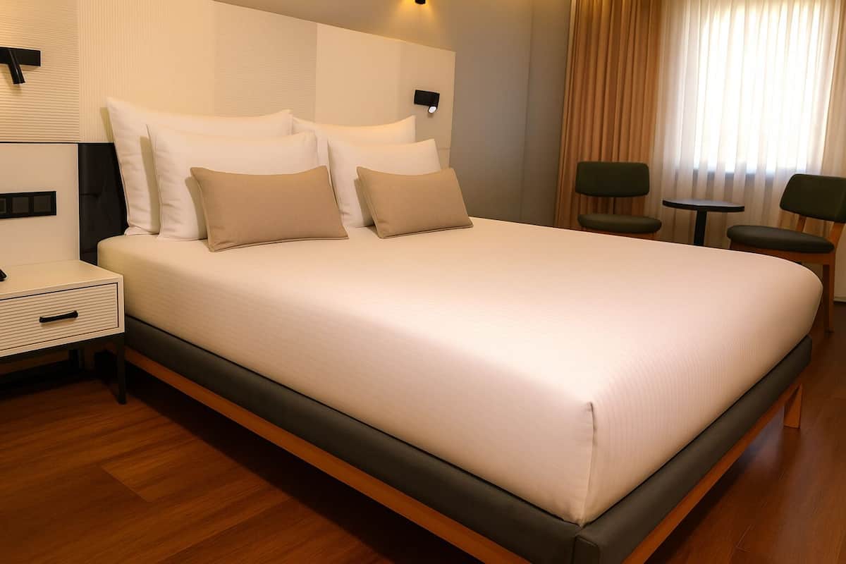 Suite Keluarga, 1 Tempat Tidur Double, Bebas Asap Rokok, pemandangan kota (with Sofabed) | Minibar, brankas, ruang kerja ramah laptop, dan kedap suara