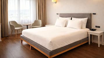 Standardværelse - 1 dobbeltseng - ikke-ryger - byudsigt | Minibar, pengeskab på værelset, arbejdsområde til bærbare computere