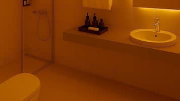 Chuveiro, chuveiro com efeito de chuva, produtos de toalete grátis