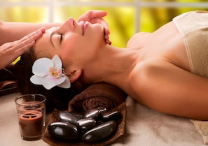 Sauna, Dampfbad, Türkisches Bad/Hamam, Körperbehandlungen, Aromatherapie