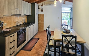 Fridge, oven, stovetop, coffee/tea maker