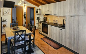 Refrigerador, horno, parrilla de estufa y cafetera y tetera