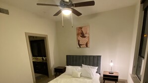 2 chambres, fer et planche à repasser, lit de bébé portatif