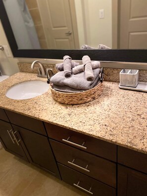 Duschwanne, Haartrockner, Handtücher, Toilettenpapier