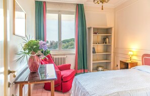 5 bedrooms, iron/ironing board, travel crib, free WiFi