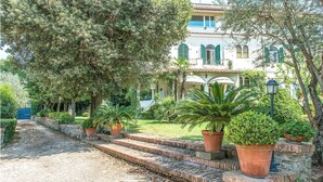 Un edificio con un sendero de jardín que conduce a un conjunto de escalones.