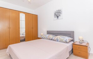3 bedrooms, iron/ironing board, travel cot, free WiFi