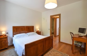 2 chambres, fer et planche à repasser