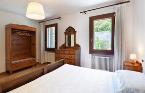 2 Schlafzimmer, Bügeleisen/Bügelbrett