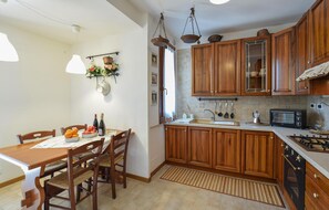 Fridge, stovetop, dishwasher, cookware/dishes/utensils - 2 bedroom gorgeous home in Montemerlo (Montemerlo)