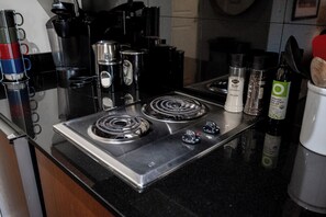 Coffee/tea maker, fridge, microwave, stovetop