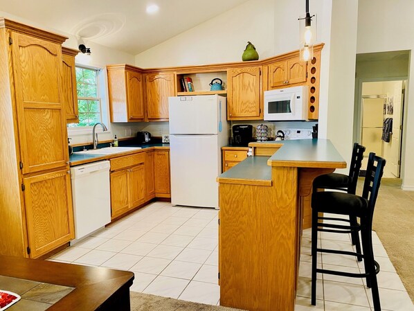 冷蔵庫、電子レンジ、オーブン、コンロ